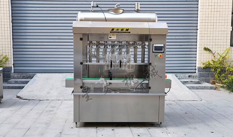 調(diào)味品灌裝機設備實拍