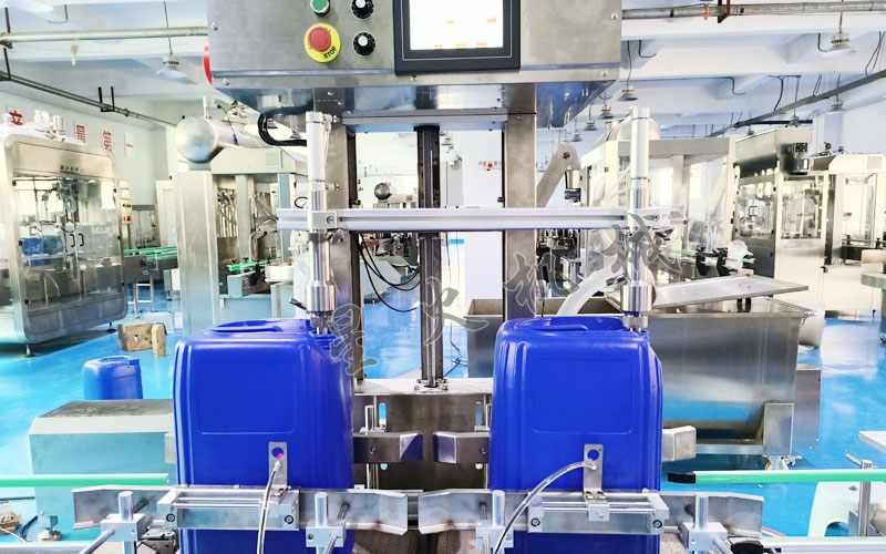 25升雙頭化工桶液體稱重灌裝機(jī)實(shí)拍