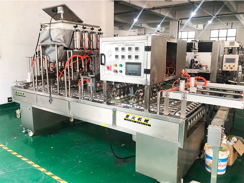 果凍杯辣椒醬灌裝封口機(jī)設(shè)備展示