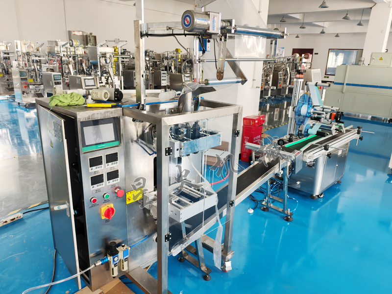 液體自動(dòng)封口包裝機(jī)展示