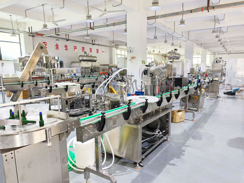 玻璃油膜清洗劑灌裝旋蓋鋁箔封口生產(chǎn)線實拍