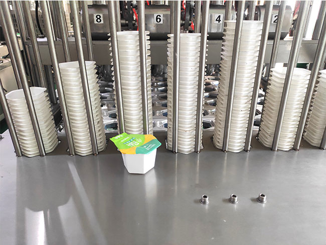 全自動(dòng)灌裝封口機(jī)樣品展示