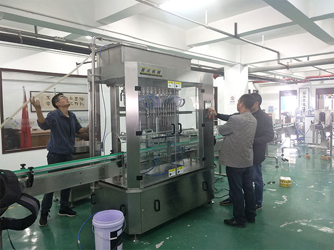 食用油灌裝機設備調試中